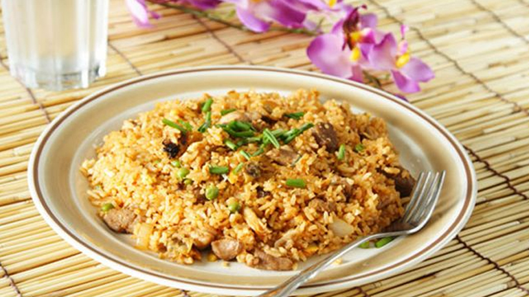 Φτιάξτε τηγανητό ρύζι με κοτόπουλο και θα ενθουσιαστείτε όλοι με τη γεύση του